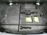 スペアタイヤレス車です。応急セットを搭載しております。