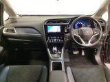 車内は光触媒抗菌消臭施工済です。インパネ周りはスタイリッシュなデザインです。グローブボックスやカップホルダーのほかにトレーなどたくさんの収納スペースが付いています。