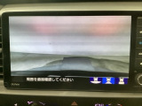 【バックカメラ】運転が苦手な方も車庫入れラクラクです!ギアをリバースに入れれば自動的に切り換わりますので、面倒な操作は不要です♪狭い駐車場もお車を傷つけず安心ですね!