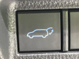 【パワーバックドア】スマートキーや運転席のボタンを押すだけでリアゲートが自動で開閉します!荷物を持っている時や、高い位置にあるバックドアを閉める際に便利な機能です♪