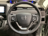ハンドルにHondaセンシング系のクルーズコントロールやレーンキープアシストなどのスイッチと、オーディオの操作スイッチが装備されています。ハンドルから手を離さず安全に操作できます。