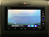 ギヤをR(バック)に入れるとナビの画面に後ろの映像が映るリアカメラ付です。後退時、コンディションが悪い視界でもカラーバックモニターがドライバーをサポートします。
