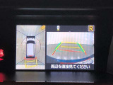 【パノラミックビューモニター】クルマの前後左右に搭載したカメラから取り込んだ画像を合成し、車両を上から見たような画像をディスプレイに表示します。