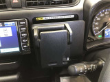 マルチホルダーです。スマートフォンやメモ帳などを置いておくのに便利です。プッシュすると小物入れが出現します。