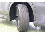 タイヤサイズはハイスペックな 235/50R21。