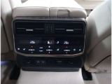 夜間走行でも安心のLEDへッッドライト搭載車です。とても明るく白い光で照らします。この装備も人気のアイテムですね