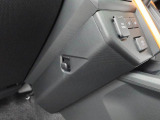 ちょっとした荷物がかけられるフック付き。
