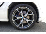 【BMWアロイホイール】軽量かつ強度に拘ったアロイホイール。走行性能ポテンシャルを引き出す設計。タイヤのサイドウォールが強化されたランフラットタイヤは、パンク時にタイヤがつぶれてもリムから外れません。