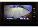 ■バックモニター■  車両後方の映像を画面に表示し、駐車などの後退操作をサポートします。