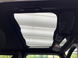 【ガラスルーフ】ガラスルーフ搭載で車内の解放感が一気にアップ!開放的なドライブをお楽しみいただけます。