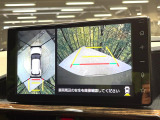 【マルチテレインモニター】車のフロントやサイドのカメラ画像を同時にモニター表示することで、悪路や狭い道を走行時でも周囲の状況確認ができ安心!本格SUVにうれしい装備です♪