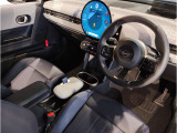 MINIの内装はとにかく『円』に拘ったデザインコンセプトが一目で伝わってきます。これほど円形に拘った車は他に御座いません。伝統のデザイン、トグルスイッチなど遊び心のある内装で御座います。