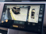 【3Dサラウンドカメラ】周囲の安全確認をアシストする機能です。3D車外ビュー、360&deg;オーバーヘッドビューを 利用して、狭いスペースでも安心、スムーズに運転操作ができます。