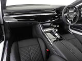 バーチャルコックピット装着車です。目線の移動が少なくステアリングのマルチファンクションで操作できるので安全性の向上にも役立ちます。