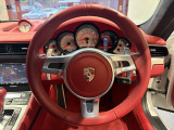 【スポーツデザインステアリング】やや太めのグリップで、しっかりとしたホールド感があります。パドルシフターにより直感的なシフトが可能です。