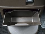 足元には便利なセンターロアボックスを設置。車内を整理しやすく、使い勝手の良さが魅力です。