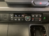ブレーキホールド機能付き。信号待ちなど足を離してもブレーキ状態を保ち、アクセルを踏むと自動解除されます。スムーズな発進が可能です。