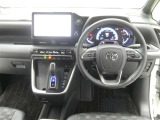 運転席からの視界はこんな感じです☆お気軽にご来店いただき、実際に座って是非お確かめください。ドライバーに寄り添う快適な操作フィールをもたらすステアリングです。