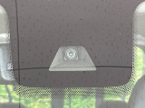 【インテリジェントエマージェンシーブレーキ】フロントカメラで前方の車両や歩行者を検知。衝突しそうな時は衝突被害軽減ブレーキが作動、衝突回避をサポート。より安全にドライブをお楽しみいただけます。
