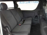 ヘッドレスト付きの後席シートが備えられており、寛ぎの空間が確保されています!万が一の時はAC100V/100Wコンセントが役に立ちます!