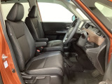 女性でも運転がしやすいように、シートの高さ調整機能(シートリフター)がついています。運転席と助手席の間が空いている為、助手席側への移動がスムーズです。交通量の多い道でも助手席側から乗り降りができます。