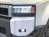 【LEDヘッドライト】悪天候や夜間走行時も良好な視界を確保し安心して運転できる高輝度LEDヘッドライトを装備!点灯速度が早く、消費電力も抑えられています。