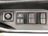 パワーウィンドのスイッチです。運転席に座りながら、助手席や後席の窓を開け閉めできるので大変便利ですよ。