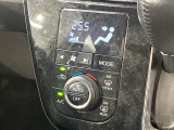 【オートエアコン】一度お好みの温度に設定すれば、車内の温度を検知し風量や温度を自動で調整。暑い&hellip;寒い&hellip;と何度もスイッチ操作をする必要はありません。快適な車内空間には必須の機能ですね♪