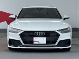 Audiの象徴であるシングルフレームグリルをよりワイドで低くシャープなデザインとすることでワイド&ローのフォルムを協調しています。