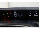 視線移動が少なく疲れにくいセンターメーター!ハイブリッドシステムインジケーターをはじめとしたお車の状態の情報を確認できます。