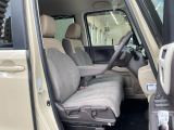 ひじ掛けのついたベンチシートタイプの運転席です。