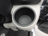 カップホルダーはインパネの左右に付いています。エアコンの風が当たるように設置されているので、冬には保温、夏には冷却の効果がありますよ。