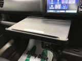 車内での仕事や食事の際に便利なインパネテーブル!A4サイズのノートパソコンやお弁当などが置けます。最大重量10kgのものまで置くことができます。