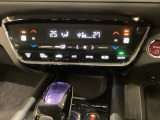 プラズマクラスター付き・オートエアコンがついてます。左右独立で温度設定のできるデュアルオートエアコンです。パネル内のシートヒータースイッチは前席の左右別々に温度設定ができます。