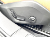 【運転席パワーシート】リクライニングからシートリフターまで、スイッチ一つで簡単にシートの微調整が可能!自分に最適なシートポジションにセットして、快適なドライブをお楽しみください。