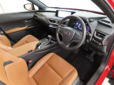 高揚感の高まる美しいインテリアデザインの運転席です。