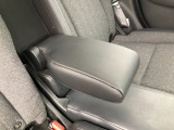 【アームレスト】運転時の疲労軽減にもなるアームレストがついています!