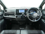 ◆視界広々で非常に運転しやすくロングドライブでも疲れを感じさせないすっきりとまとまったインパネ周りです。