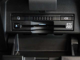 運転席お膝元にETCカード挿入口がございます。