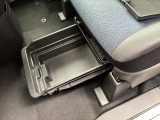 助手席下部にはアンダーBOXがついており、靴などの収納に便利です