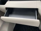 ダッシュボード助手席側上部にインストアッパーボックスがあり、収納に便利です。