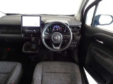 革巻きステアリングで快適な操作性の運転席です。