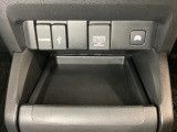 アクセサリーソケットはUSBのアダプターなどをつければ、スマホの充電にも使えます。横にはナビゲーション用の外部入力可能なUSB端子とHDMI端子がついています。