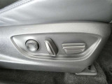 運転席パワーシート搭載。微妙な調整が手軽にでき、ピッタリのポジションで運転することが可能です。