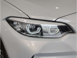 【LEDヘッドライト】先進のLEDテクノロジーを採用。放射される白色光の周波特性は太陽光に近く、バイキセノン・ヘッドライトを上回るコントラストで更に明るく輝きます!