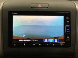 ギヤをR(バック)に入れるとナビの画面に後ろの映像が映るリアカメラ付です。後退時、コンディションが悪い視界でもカラーバックモニターがドライバーをサポートします。