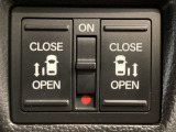 【両側パワースライドドア】両側がパワースライドドアになっており、運転席のスイッチやスマートキーでも開閉が可能です!開口部も広いので乗り降りも楽々♪