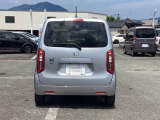 雨の日は中古車は選びにくいですよね。でも当店なら安心です。電話予約を頂ければ屋根下へ移動させて頂きます。雨でもじっくりご検討いただけます。