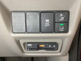 Hondaセンシング用の、VSA(ABS+TCS+横滑り抑制)解除と路外逸脱抑制機能などのオンオフスイッチはハンドルの右側に装備。その下にETCがついています。高速道路の料金所の通過も楽々です。