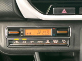 【オートエアコン】一度お好みの温度に設定すれば、車内の温度を検知し風量や温度を自動で調整。暑い&hellip;寒い&hellip;と何度もスイッチ操作をする必要はありません。快適な車内空間には必須の機能ですね♪